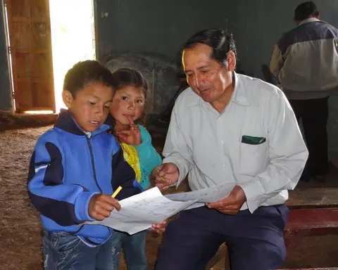 Cesilio enseñando a niños. Cesilio yachachishan. Cesilio teaching children.