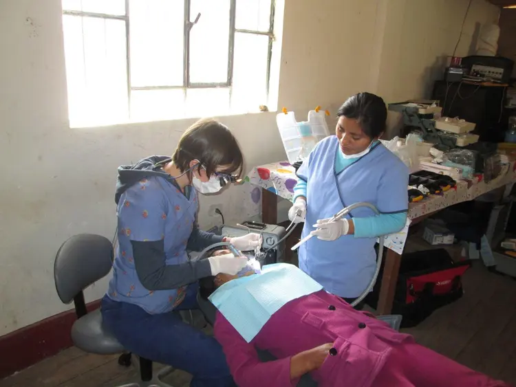 La clínica dental en las comunidades de Apurímac. The dental clinic in the communities of Apurímac.
