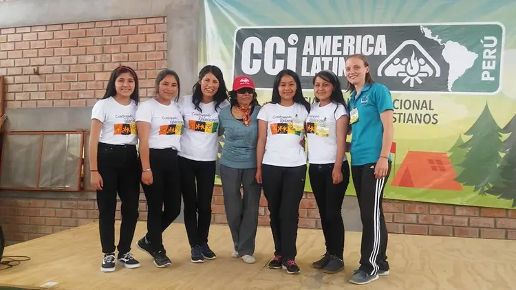 Equipo que está capacitándose en campamentos. Team training in camps.