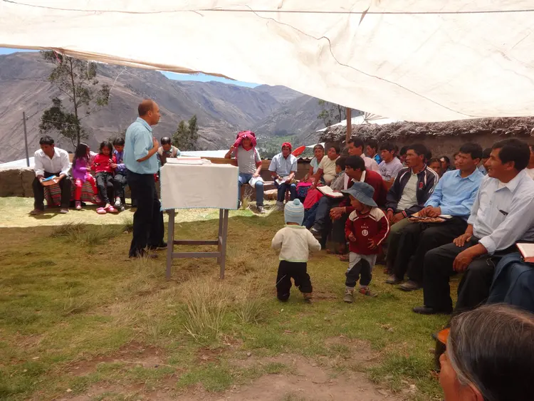 Pas Luis enseñando en Matapuquio, Apurímac.Pas Luis teaching in Matapuquio, Apurímac.
