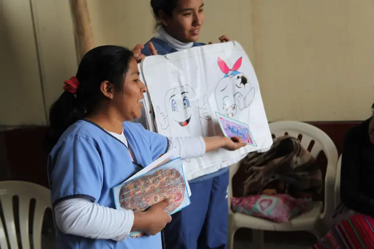 Dina enseñando sobre el cuidado de los dientes. Dina yachachishan k'irumanta.Dina teaching about the care of the teeth.
